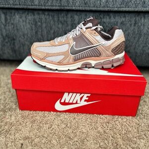Nike vzoom vomero. Women’s 9.5, men’s 8, gently worn